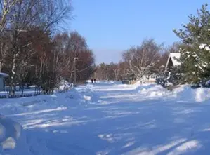 villagata med snö 