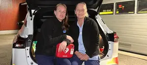 Petra Eriksson och Gabriella Ståhl arbetar i Nattpatrullen och sitter i bagaget på en bil