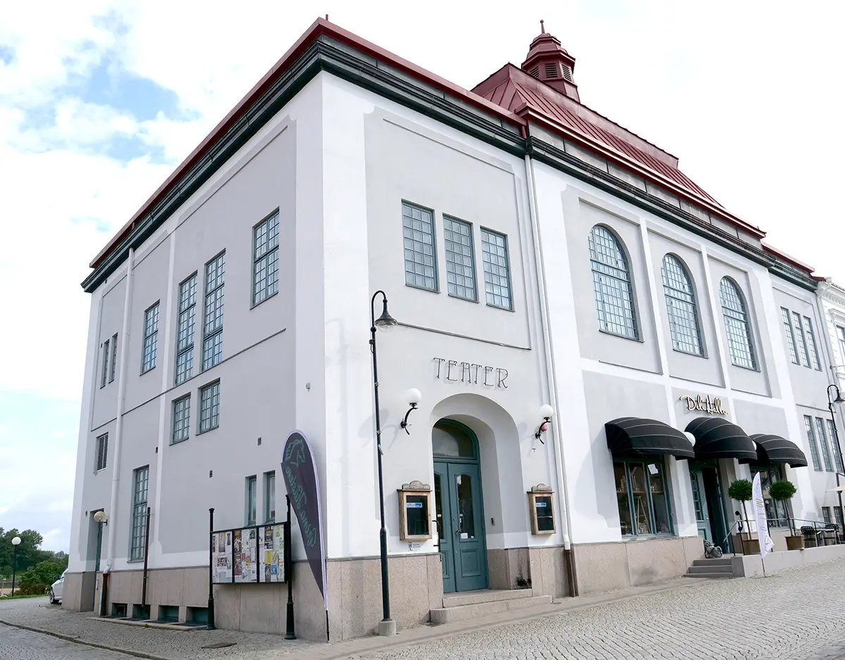 Laholms teater. En stor, ljus byggnad från 1913 vid Hästtorget i Laholm.