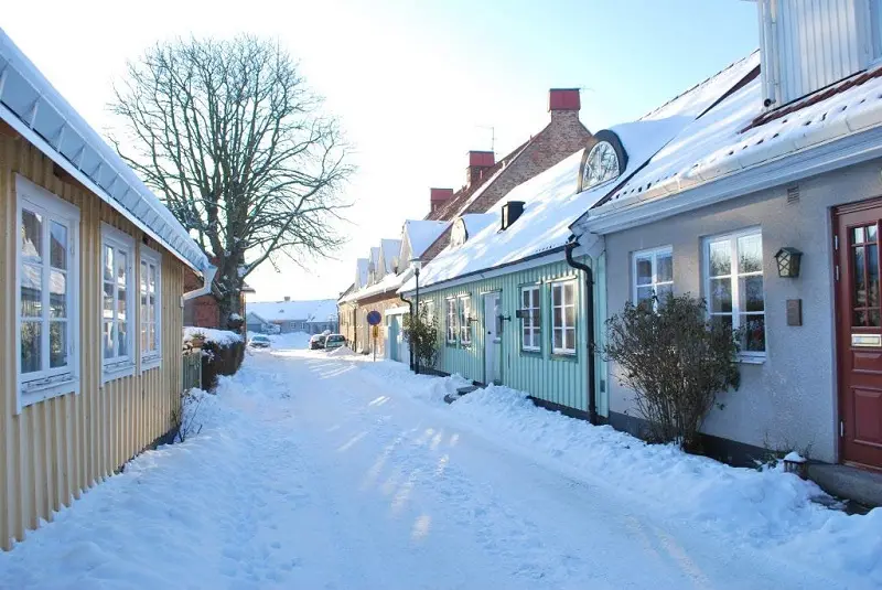 Snöig gata i Gamleby