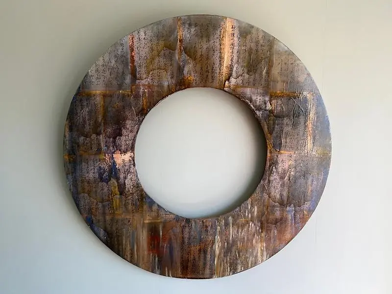 Cirkelformat metallkonstverk på en vägg.